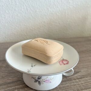 Upcycled teacup accessory holder